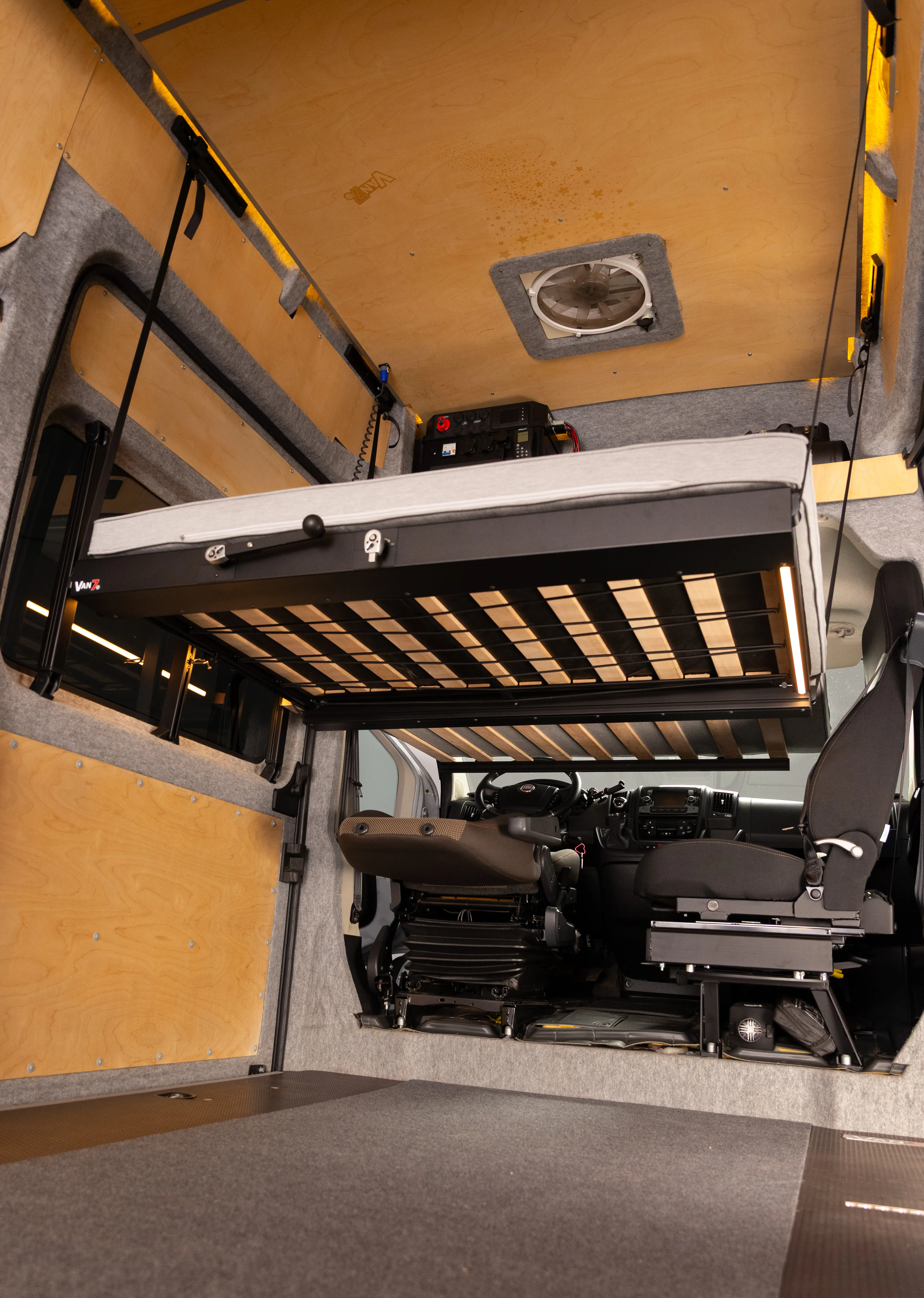 VAN7 Cockpit-Hubbett professionell eingebaut mit Lattenrost-Auszug