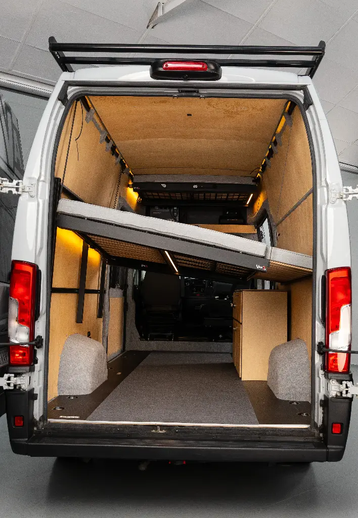 VAN7 Hubbett hochgefahren – Blick ins offene Heck