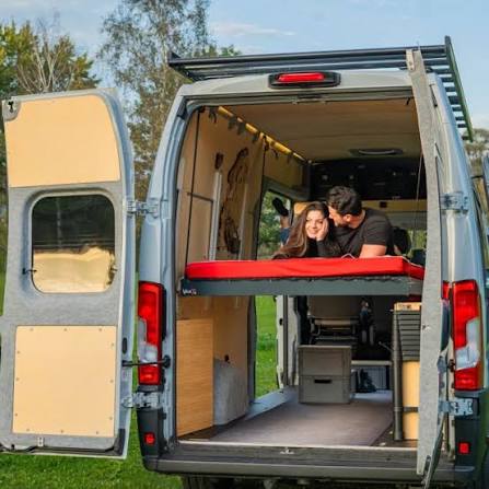 VAN7 – entspannt auf dem Hubbett im offenen Heck