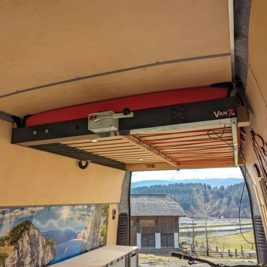 VAN7 Hubbett eingebaut im Camper-Ausbau