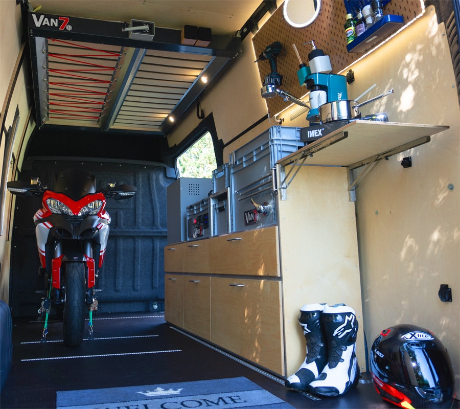 VAN7 – Motorrad unter dem hochgefahrenen Hubbett verstaut